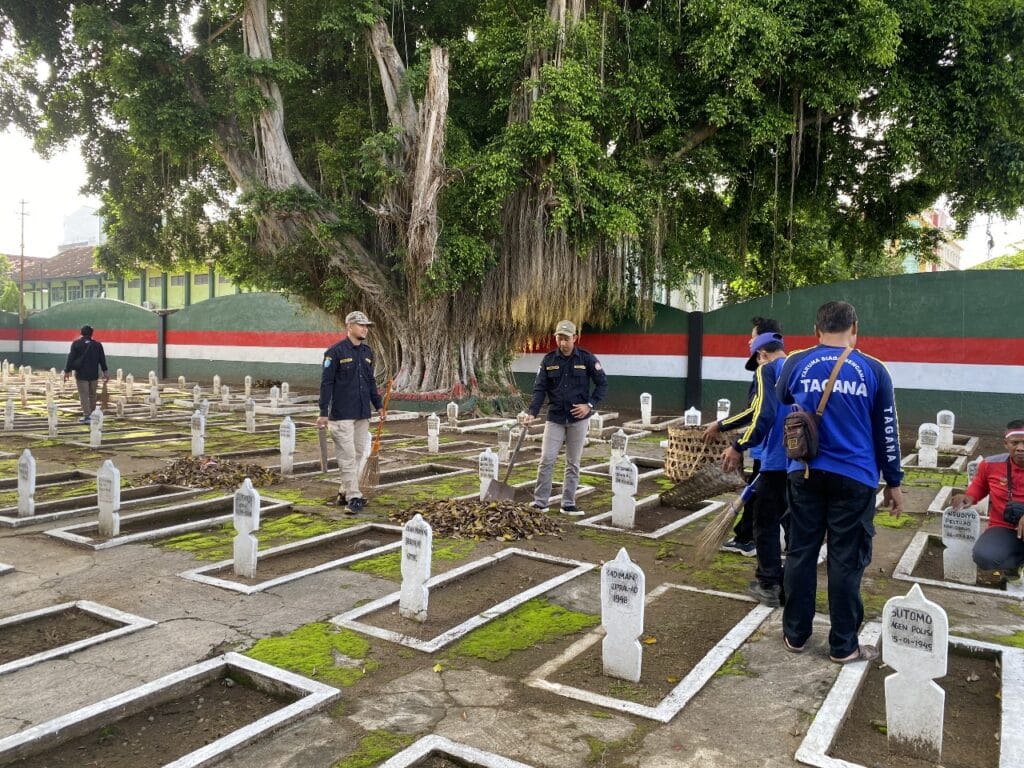 Pemuda Ponorogo Gelar Kerja Bakti di Makam Pahlawan, Rayakan Semangat Hari Pahlawan dengan Aksi Nyata