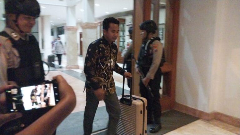 Selama 6 Jam KPK Geledah Ruang Kerja Bupati dan Sekda Ponorogo, Bawa Tiga Koper Barang Bukti