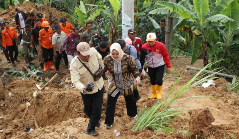 Bunda Lisdyarita Tinjau Longsor Wagir Kidul, Tegaskan Relokasi dan Penguatan Mitigasi