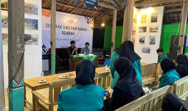 Belajar Sejarah Bersama Mahasiswa SPI UIN Kiai Ageng Muhammad Besari, Ada Pameran Mothik Hingga Manuskrip Kuno