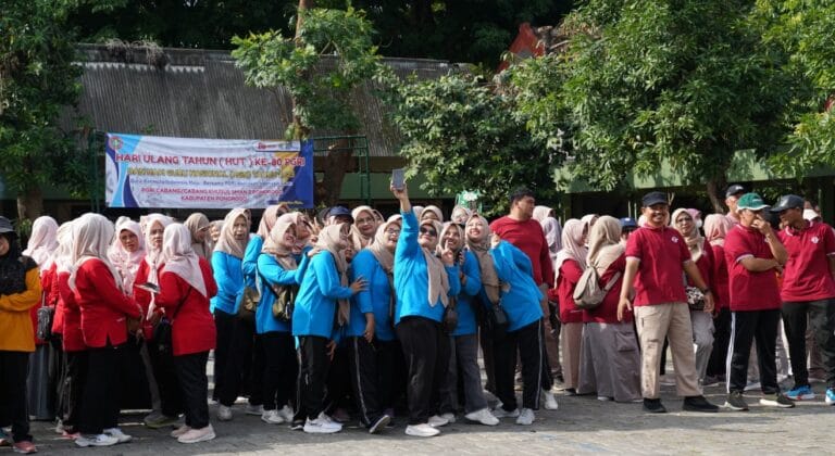 Guru SMA, SMK Negeri dan Swasta se Kabupaten Ponorogo Meriahkan HGN dan HUT ke-80 PGRI dengan Jalan Santai