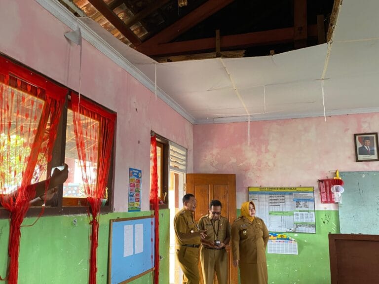 Bunda Lisdyarita Tinjau Langsung SDN Singgahan yang Bangunannya Rusak dan Membahayakan Kegiatan Belajar Mengajar
