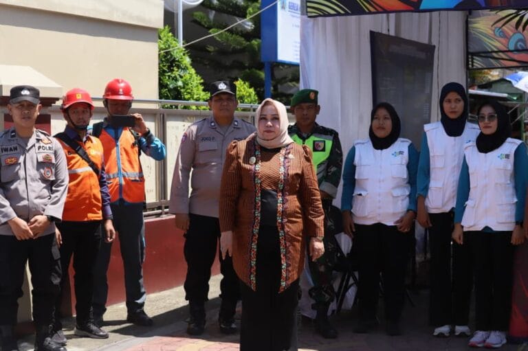 Bunda Lisdyarita Tinjau Pospam Nataru 2025, Pastikan Keamanan Ibadah dan Wisata di Ponorogo