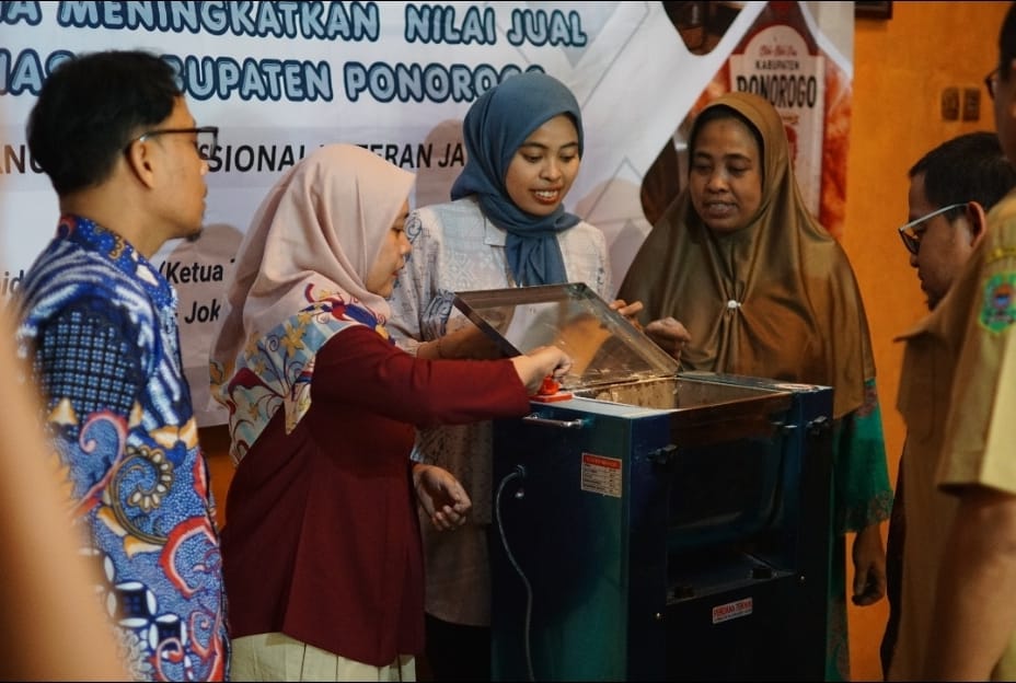 UPN "Veteran" Jawa Timur Tingkatkan Daya Saing UMKM Olahan Ubi Kayu Ponorogo melalui Optimalisasi Produksi, Komunikasi Promosi, dan Redesain Kemasan