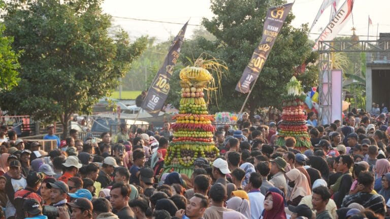 Enam Buceng Porak Jadi Rebutan Ribuan Warga di Bantarangin